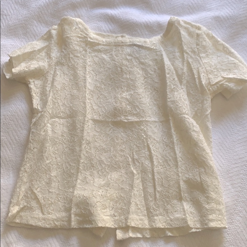 Barney’s white lace shirt sleeve shirt